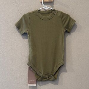 NWT Goumi Olive Infant Shortsleeve Bodysuit Size 6-12 Months‎